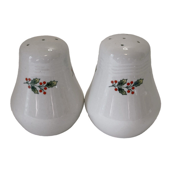 Gibson Christmas Holly & Berries Salt & Pepper Shakers 1980s Housewares VINTAGE - Picture 1 of 10